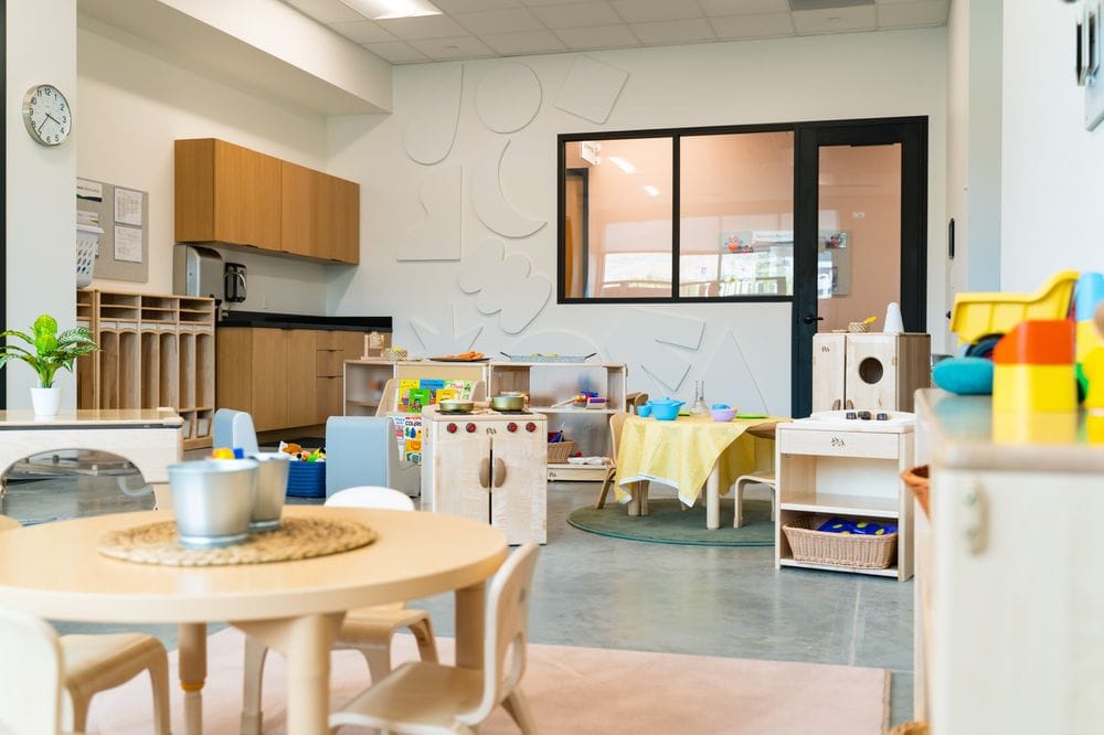 بچه ها به مهدکودک بازمیگردند، حتی اگر والدین در خانه بمانند. 4 1000x 1 2